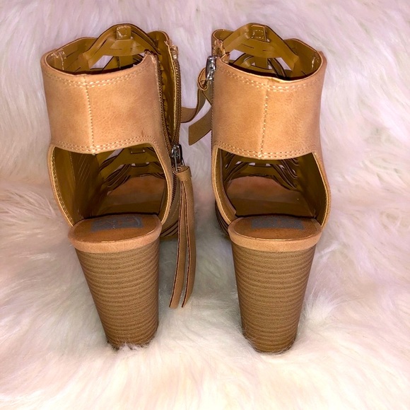 NWOT tan block heel sandals - Picture 2 of 4